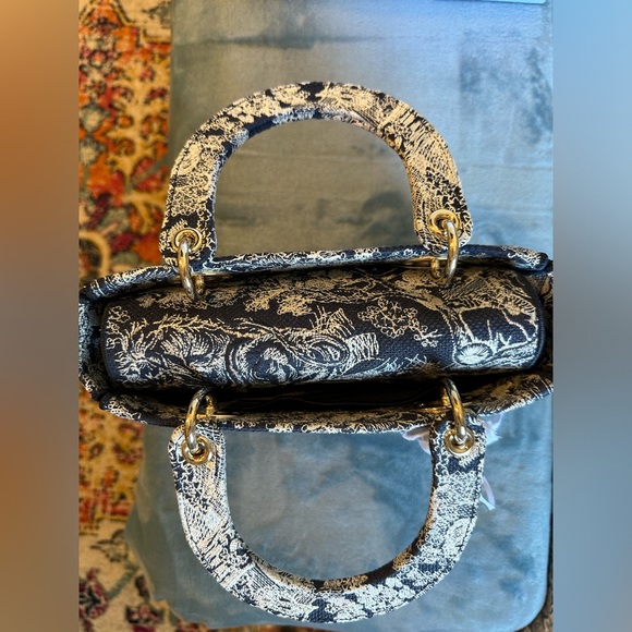 100% Authentic Dior: Medium Lady D-Lite Bag, Canvas Blue Toile de Jouy Embroider - Picture 6 of 15